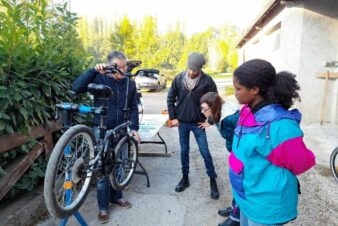 Découverte de la mécanique vélo avec l'antenne du Val d'Amboise du CC37, le 16 octobre 2021, à Saint-Ouen-les-Vignes. @ Photo : commune de Saint-Ouen-les-Vignes