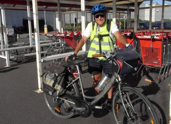 Bernard Largeaud a fait du vélo son mode de vie… pour les courses aussi ! ©La Nouvelle République, 2012.