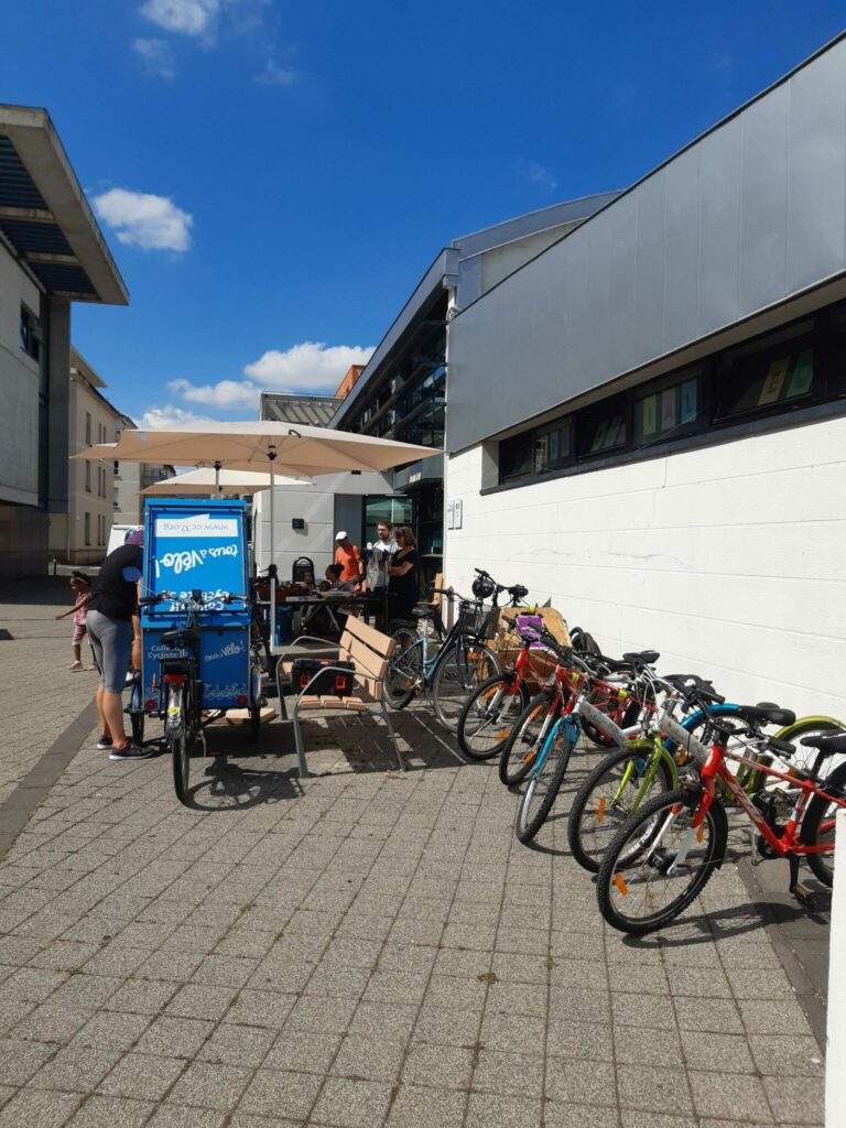 Préparation de la journée autour du vélo, vendredi 26 août 2022, Centre social Equinoxe, La Riche. Photo : CS Equinoxe