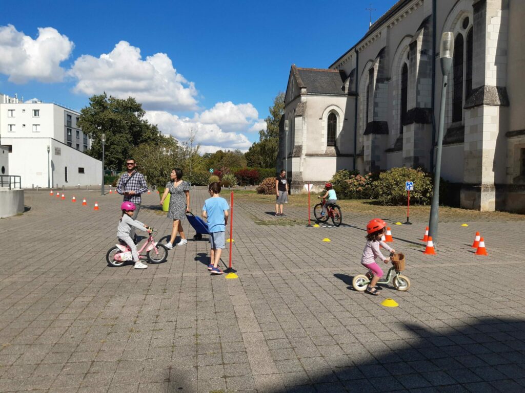 Circuit vélo pour enfants lors de la journée autour du vélo, vendredi 26 août 2022, Centre social Equinoxe, La Riche. Photo : CS Equinoxe