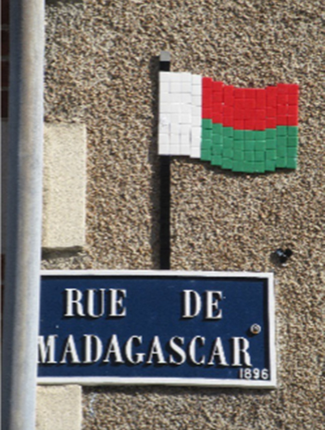 Plaque de rue et drapeau de Madagascar.