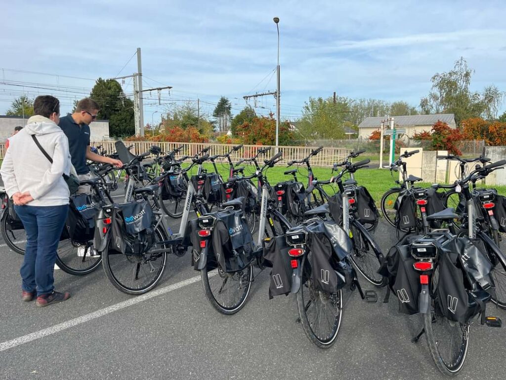 Mercredi 19 octobre 2022, devant le siège de la communauté de communes du Val d'Amboise à Nazelles-Négron, 16 participants des communes du Val d'Amboise se sont vu remettre un vélo à assistance électrique.