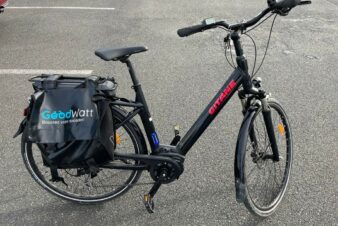 Mercredi 19 octobre 2022, devant le siège de la communauté de communes du Val d'Amboise à Nazelles-Négron, 16 participants des communes du Val d'Amboise se sont vu remettre un vélo à assistance électrique.