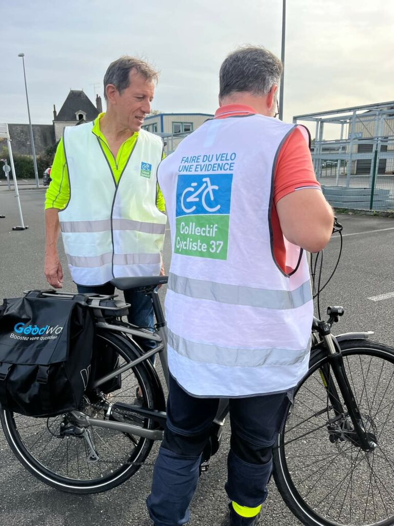 Mercredi 19 octobre 2022, devant le siège de la communauté de communes du Val d'Amboise à Nazelles-Négron, 16 participants des communes du Val d'Amboise se sont vu remettre un vélo à assistance électrique.