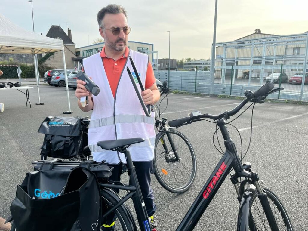 Mercredi 19 octobre 2022, devant le siège de la communauté de communes du Val d'Amboise à Nazelles-Négron, 16 participants des communes du Val d'Amboise se sont vu remettre un vélo à assistance électrique.