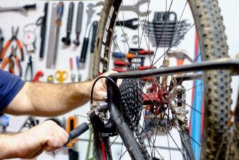 Atelier de réparation de vélos.