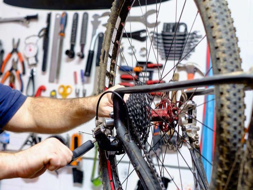 Atelier de réparation de vélos.