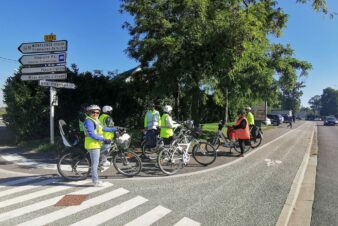 Formation "conduite aux abords du lieu de travail" avec des agents de la communauté de communes Touraine Est Vallées (CCTEV), le 30 septembre 2022, dans le cadre du programme Objectif employeurs pro-vélo porté par la FUB. @CCTEV, 2022.