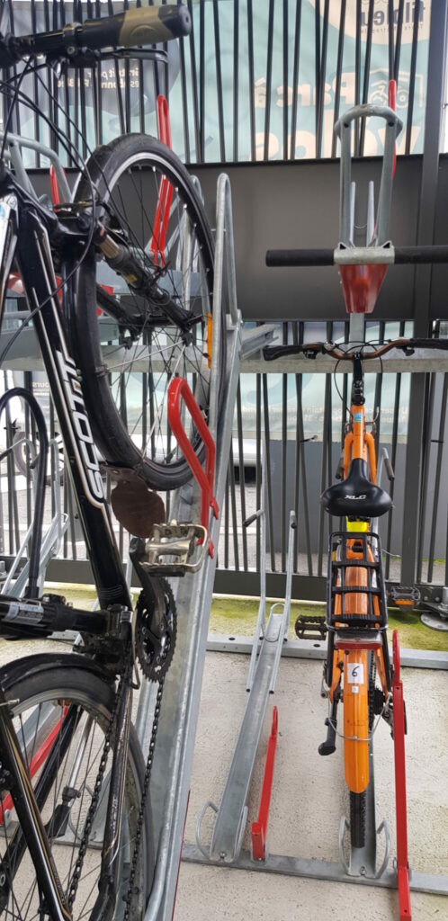 Intérieur de l'abri à vélo sécurisé de la zone des Granges Galand, à Saint-Avertin. @CC37, 2023.