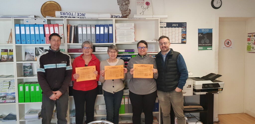 Remise des "diplômes du cycliste urbain" aux trois participantes de la session hiver 2023 "conduite en ville à vélo". @CC37.