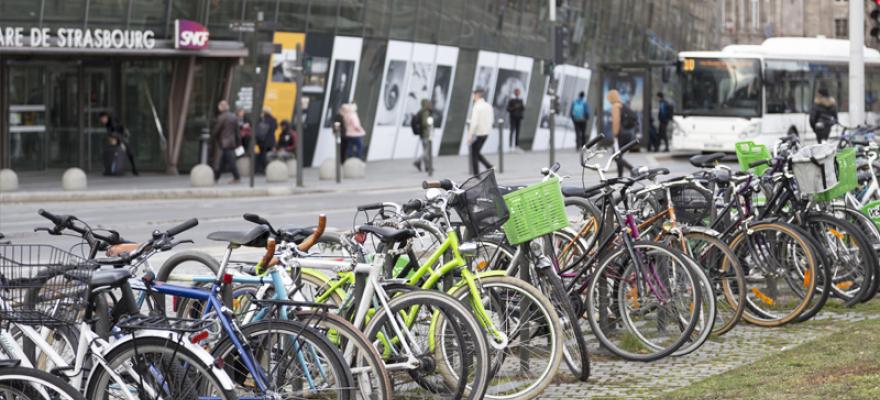 Stationnement de vélos à proximité de la gare de Strasbourg. @FUB