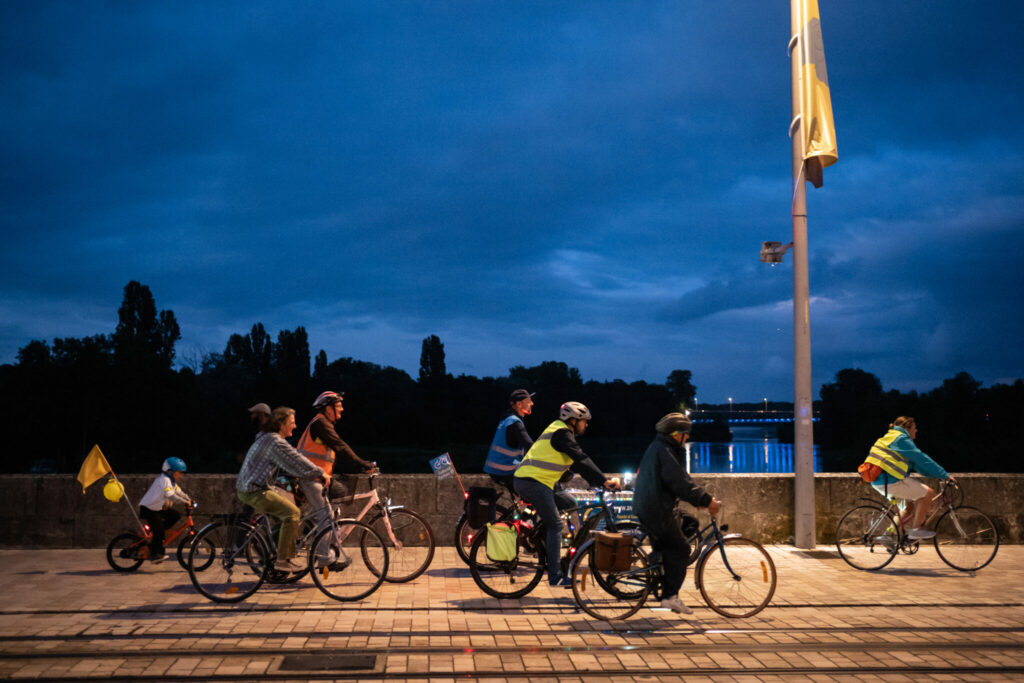 Balade des Lucioles, promenade festive nocturne à vélo organisée par le Collectif cycliste 37, samedi 10 juillet 2021 à Tours.@Ville de Tours, photographe François Lafite.