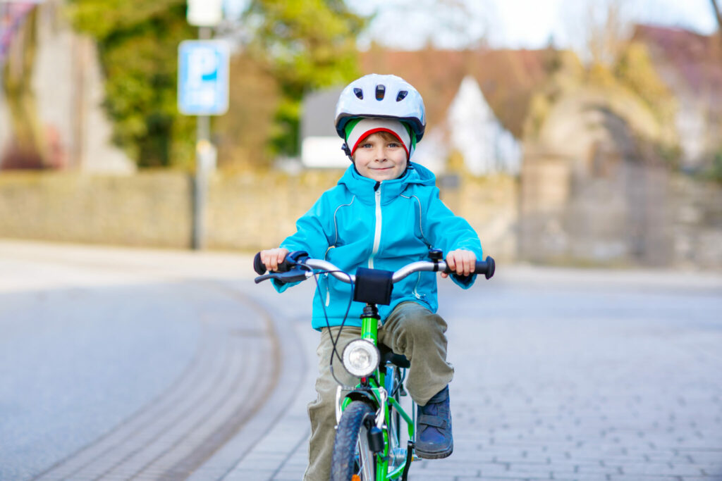Enfant sur un vélo