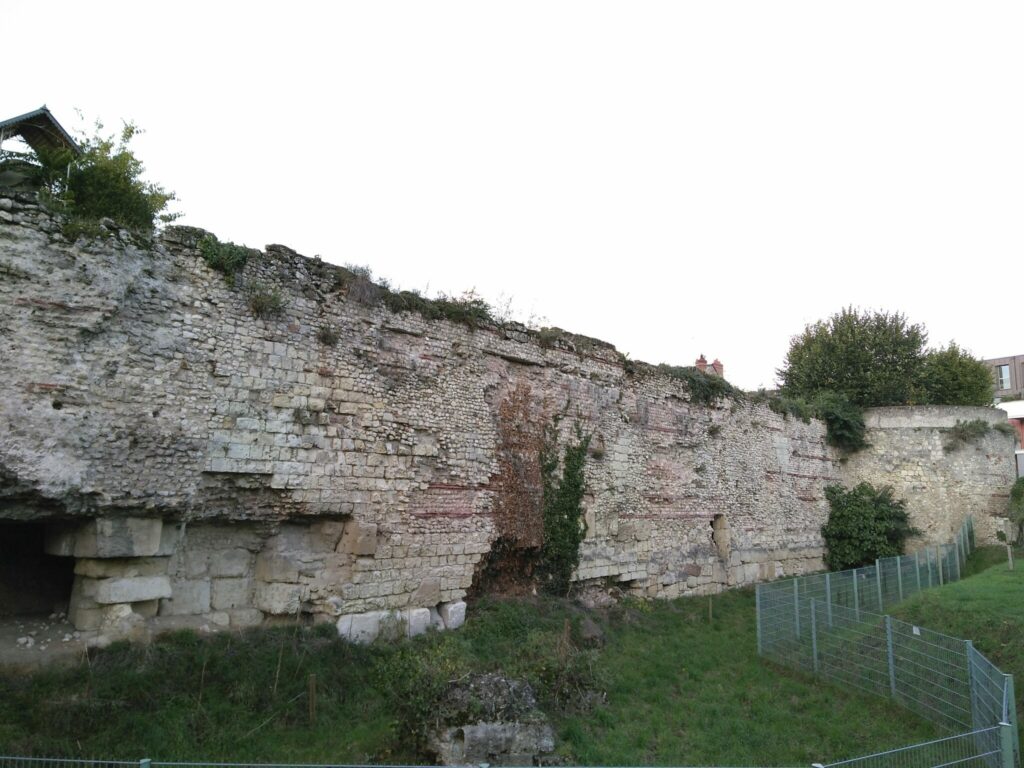L'enceinte gallo-romaine de Tours est une muraille entourant la ville de Civitas Turonorum (le quartier de la cathédrale de l'actuelle ville de Tours) et construite à l'époque du Bas-Empire romain.