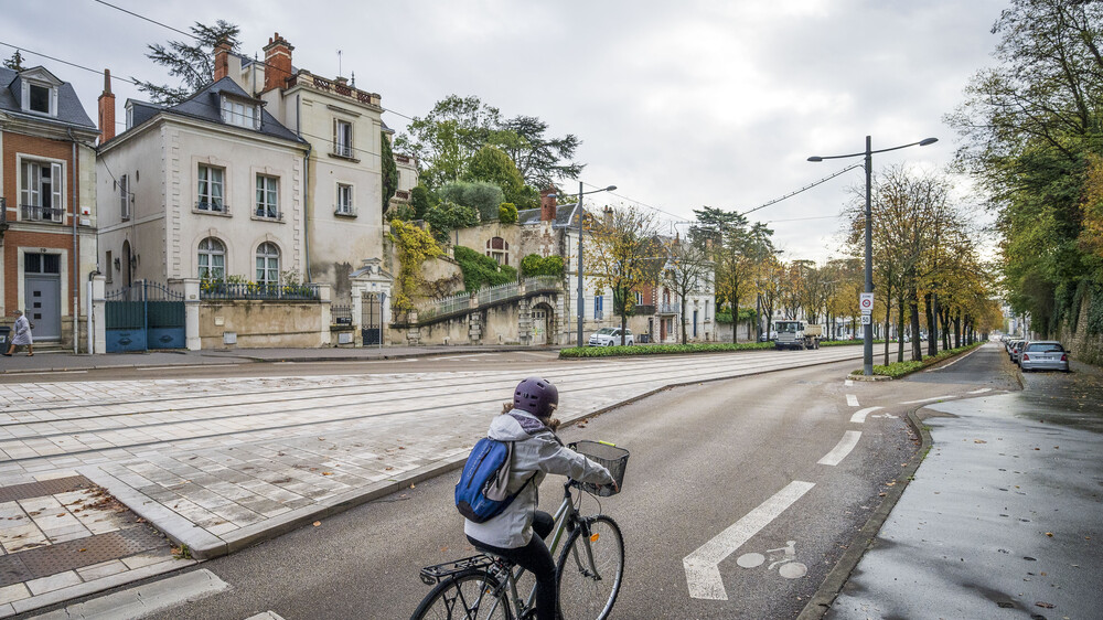 Pour Transamo et Mediapilote, reportage sur les différents projets d'itinéraire du Schéma directeur cyclable de Tours Metropole. Ici, itinéraire 2, avenue de la Tranchée