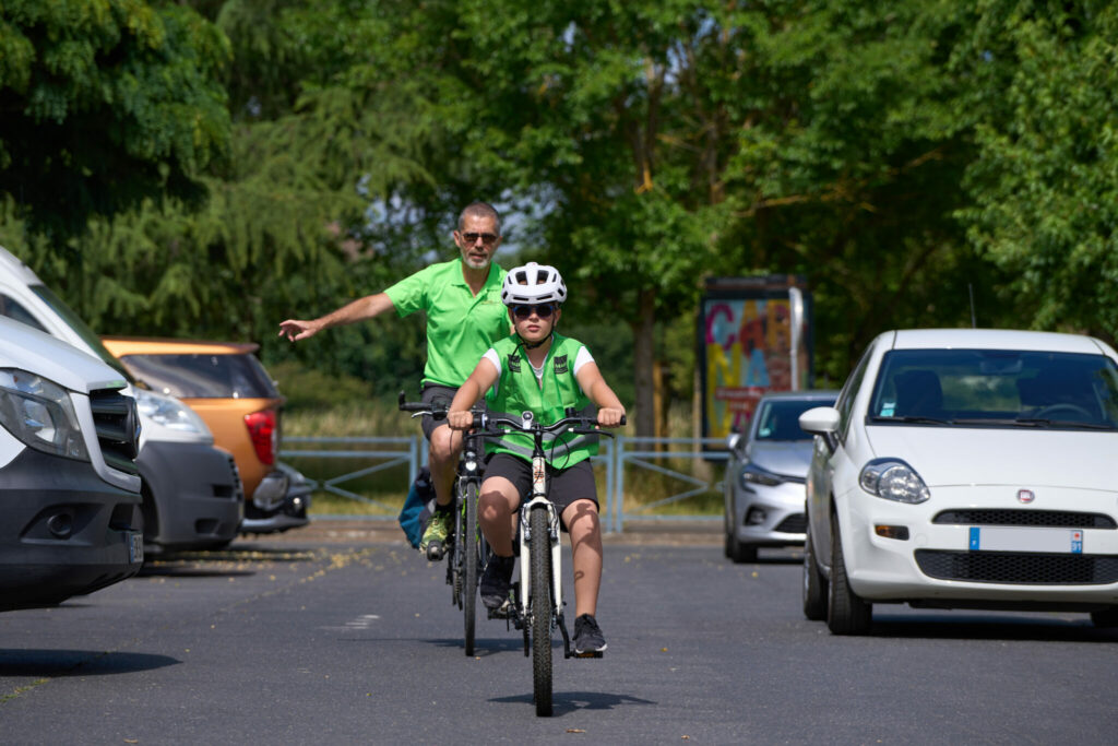 Encadrement d'une séance de "savoir rouler à vélo" par un éducateur mobilité à vélo. @Génération Vélo, 2023.