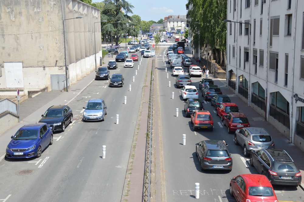 Pistes cyclables transitoires rue des Tanneurs, à Tours. ©Le Tram de Tours