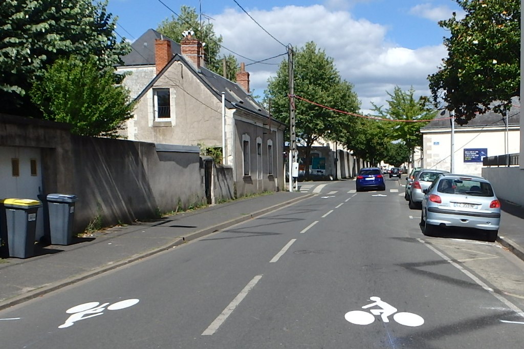 La coronapiste de la rue du Plat d'Etain, à Tours : 3 600 véhicules/jour. ©François Sarrazin