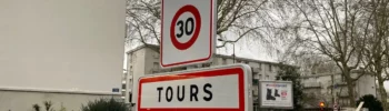 Aux 62 entrées de ville, des panneaux sont installés pour signifier que Tours passe bientôt en "zone 30". © Radio France - Adrien Bossard