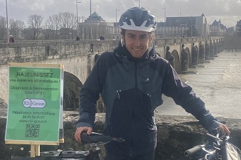 Un réparateur informatique à vélo à Tours