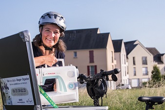 Une réparatrice de machines à coudre à vélo à La Riche