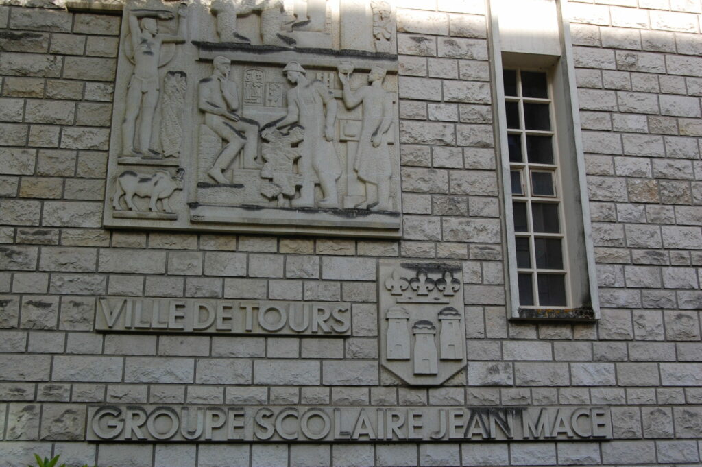 Façade du groupe scolaire Jean Macé, à Tours
