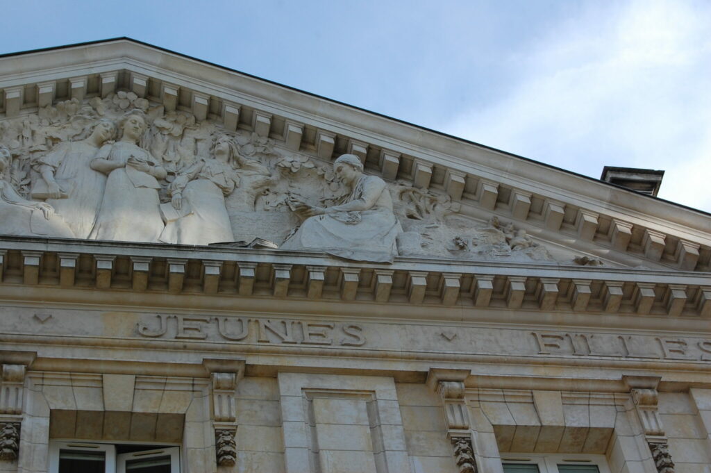 Fronton du lycée Balzac, à Tours