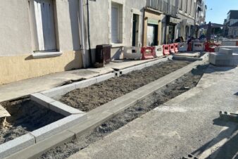 Vue du trottoir de la rue Boisdenier à Tours pendant les travaux. Au fond, la place Rabelais.