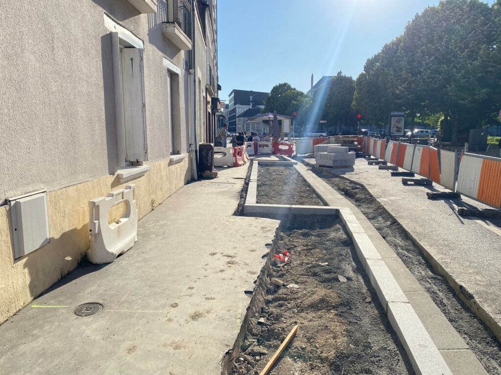 Vue du trottoir de la rue Boisdenier à Tours pendant les travaux. Au fond, la place Rabelais.