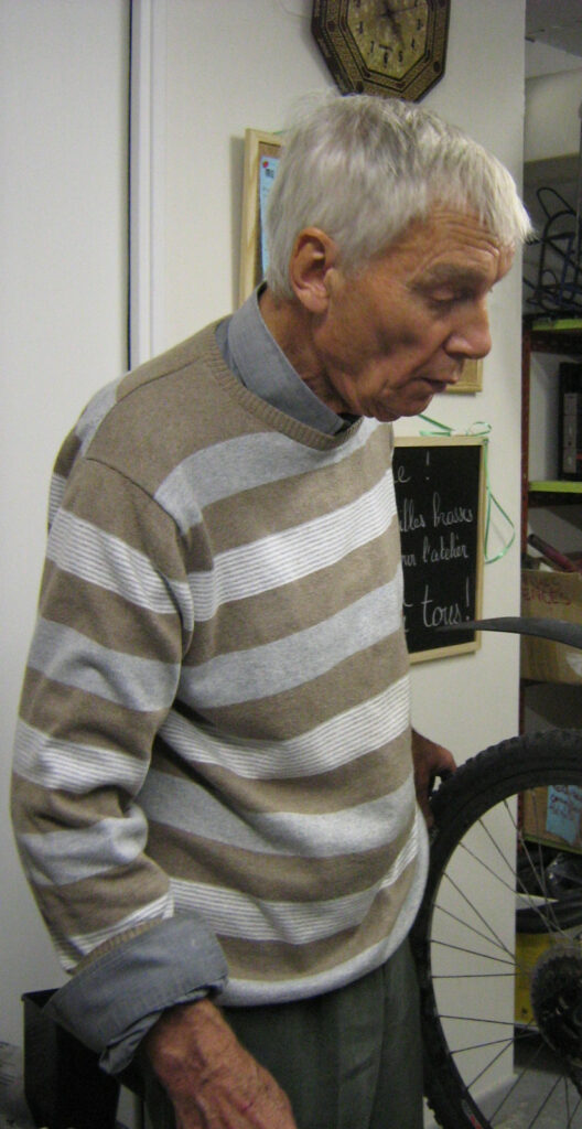 Claude Taligault, bénévole assidu au sein de l’atelier d’autoréparation du Collectif Cycliste 37 dans les anciens locaux du 59 boulevard Preuilly à Tours.