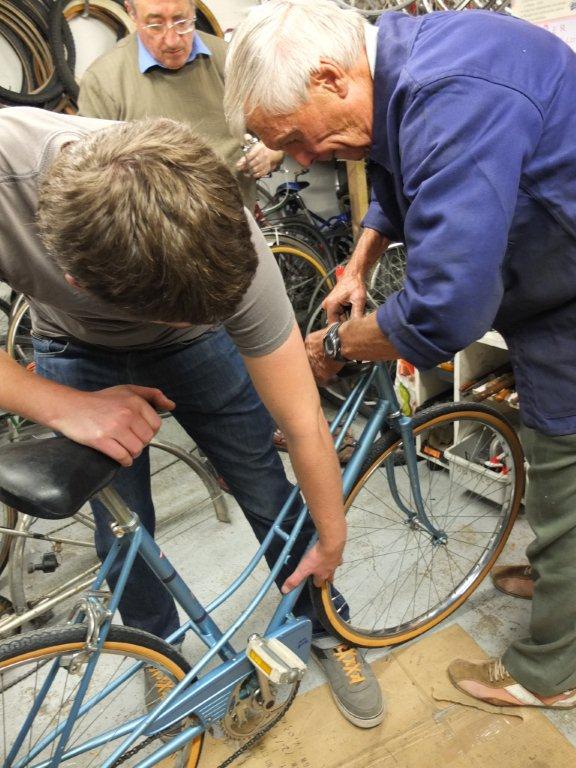 Claude Taligault, bénévole assidu au sein de l’atelier d’autoréparation du Collectif Cycliste 37 dans les anciens locaux du 59 boulevard Preuilly à Tours.