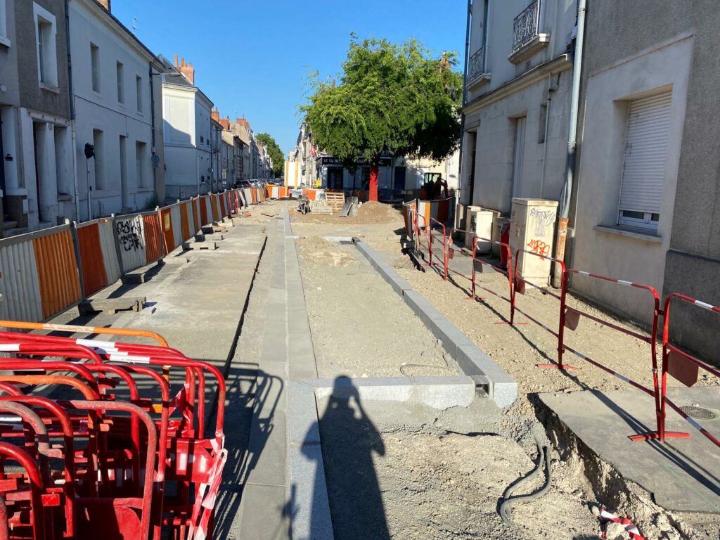 Vue du trottoir de la rue Boisdenier à Tours pendant les travaux. Au fond, le jardin des Prébendes.