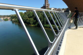 Albi : passerelle piétonne et cyclable sur la rivière Tarn ©Collectif Cycliste 37 - François Sarrazin, 2025.