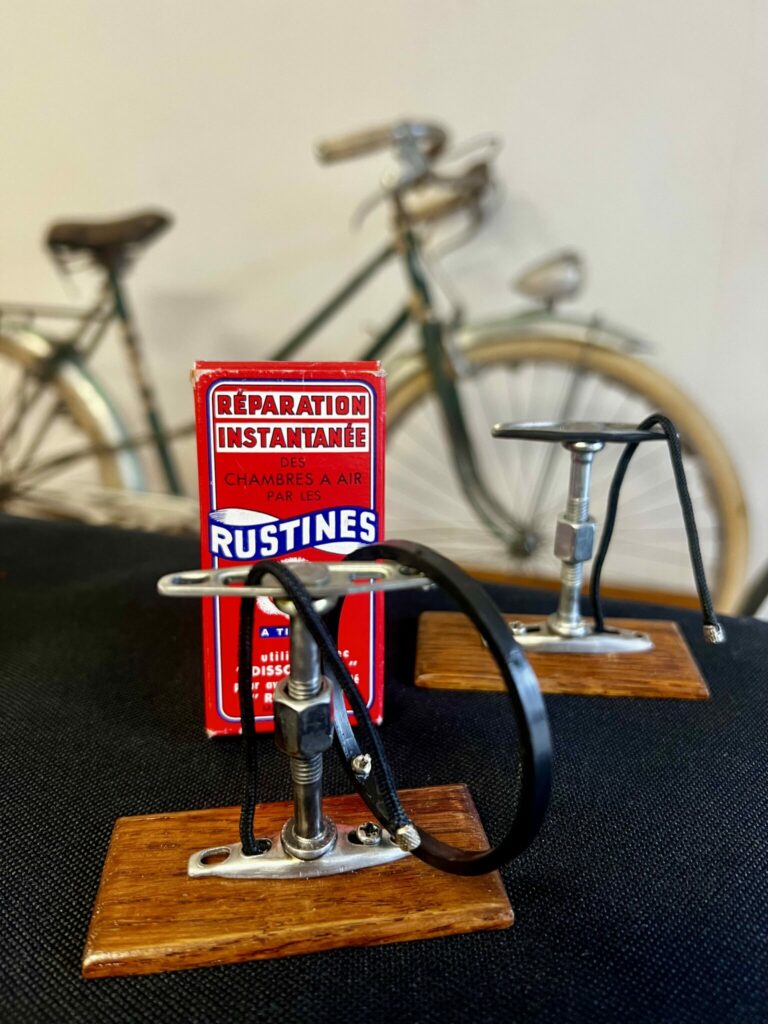 Exemple d'objet créé en ateliers de "surcyclage créatif". ©CC37, novembre 2025.