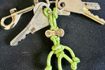 ET-tirette : ces petits extraterrestres aux gros yeux surveilleront vos clés et égaieront vos fermetures éclair : exemple d'objet créé en ateliers de "surcyclage créatif". ©CC37, novembre 2025.