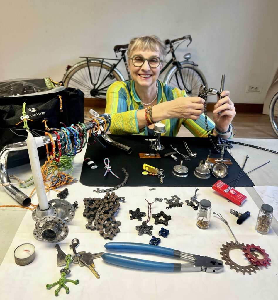 Florence anime les ateliers "surcyclage créatif". ©CC37, novembre 2025.