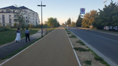 La piste cyclable rue des Bordiers - Saint-Cyr-sur-Loire ©Photo CC37, octobre 2026.